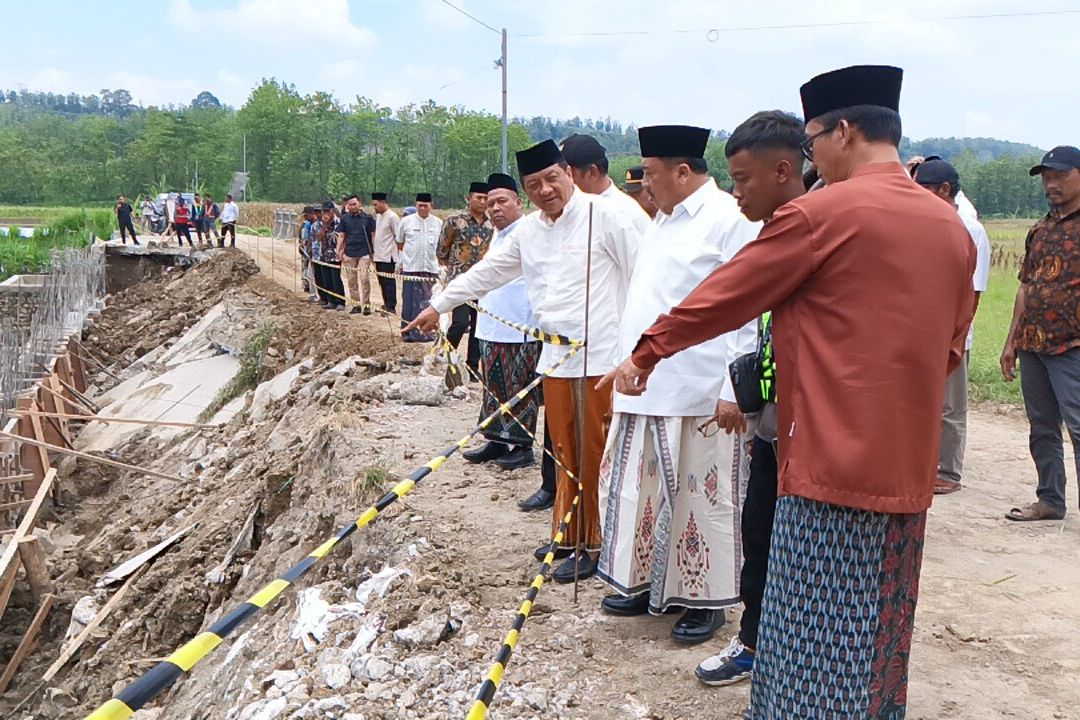Bupati Warsubi Perintahkan Pembuatan Jalan Darurat