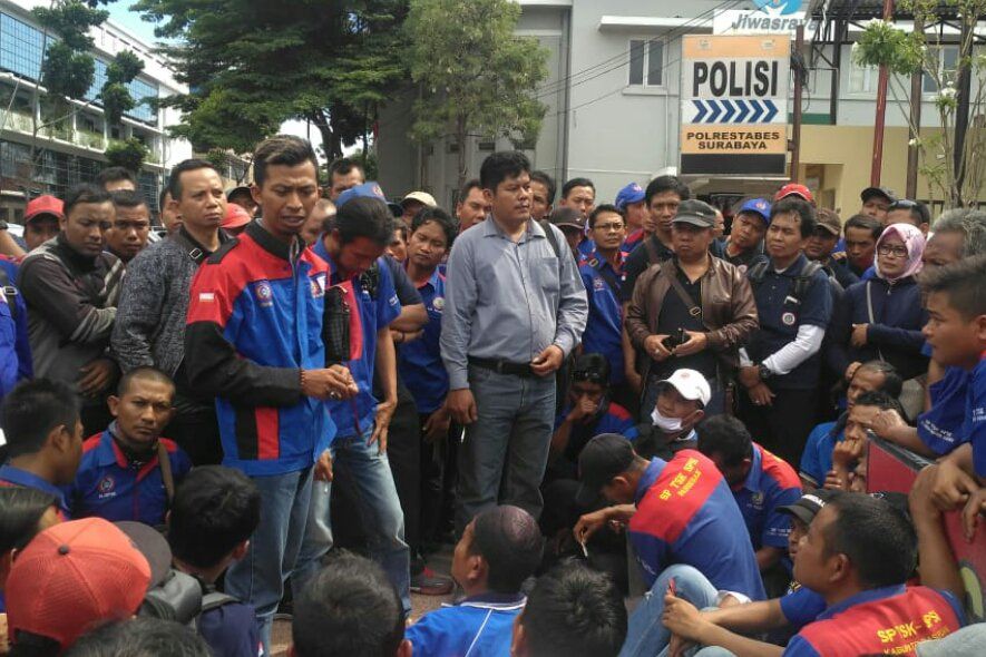 Ratusan Buruh Datangi Polrestabes Surabaya