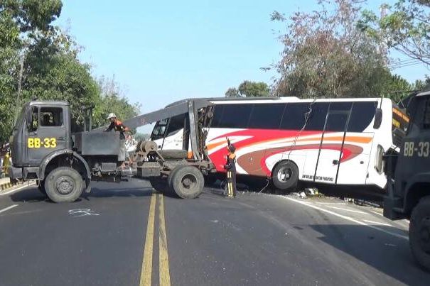 Pelajar SMP Madiun Tewas Ditabrak Bus Mira saat Berangkat Sekolah