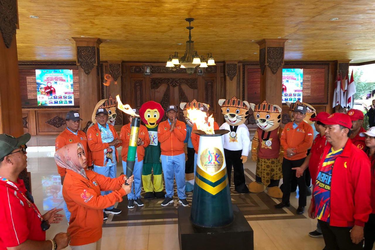 Ning Ita Berangkatkan Kirab Obor Porprov Menuju Grahadi Surabaya dengan Maskot Cak Condro