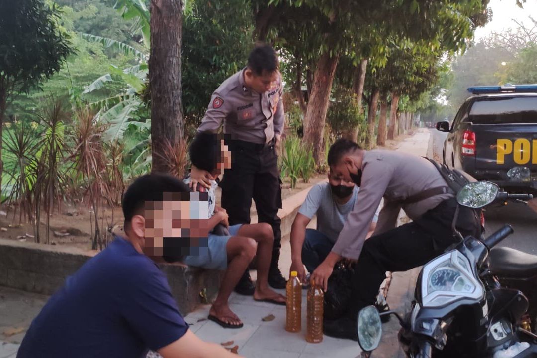 Polres Mojokerto Kota Amankan Penjual Belasan Botol Ciu <em>Gedang Klutuk</em>