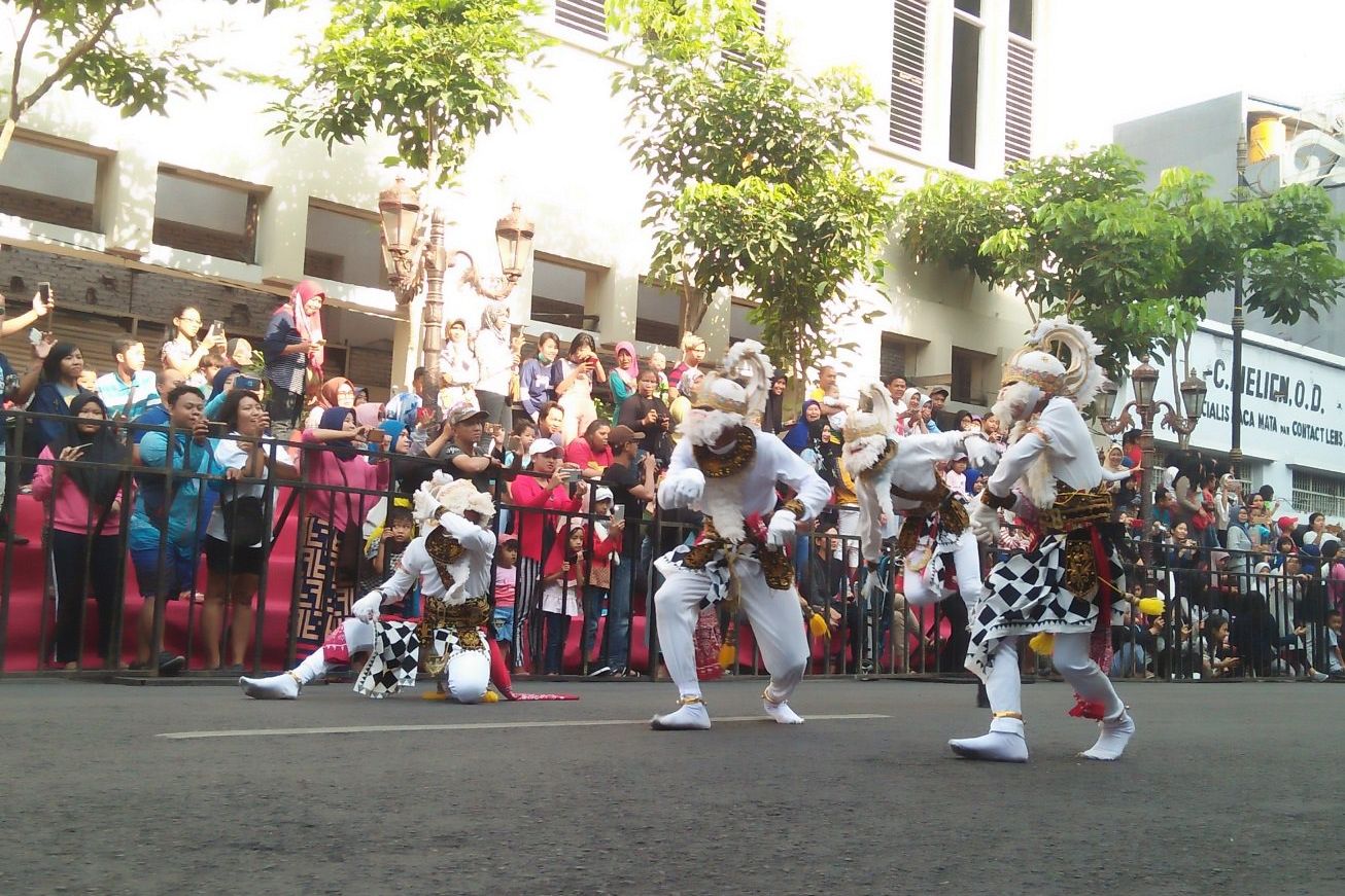 Warga Surabaya Berjubel Saksikan Lintas Budaya di Jalan Tunjungan