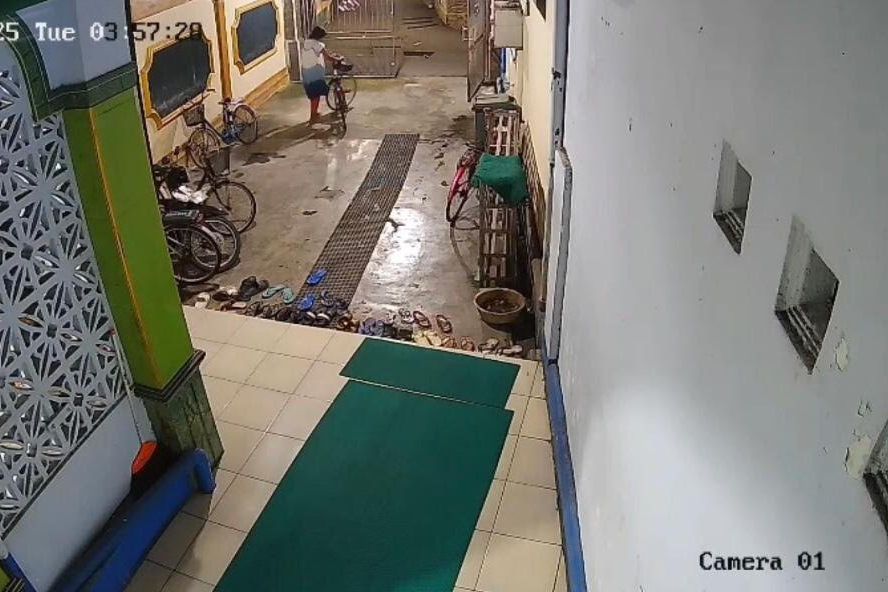 Curi Sepeda Jemaah Saat Salat Subuh, Aksi Perempuan di Masjid Mojokerto Terekam CCTV