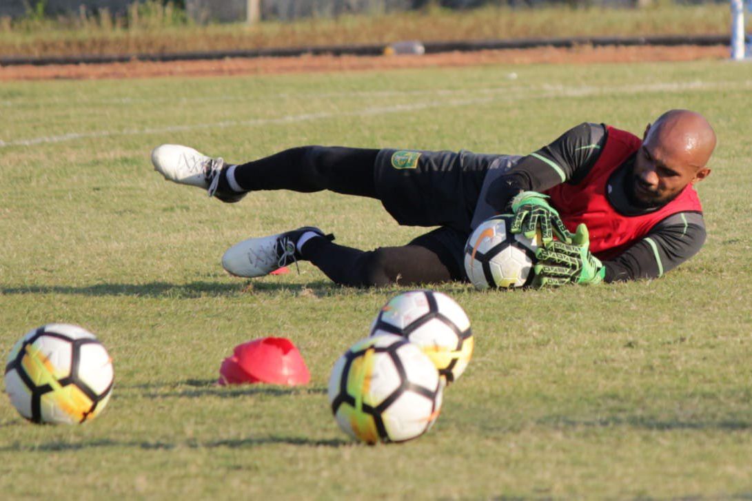 Kiper Persebaya Berharap Bertahan Hingga Musim Depan