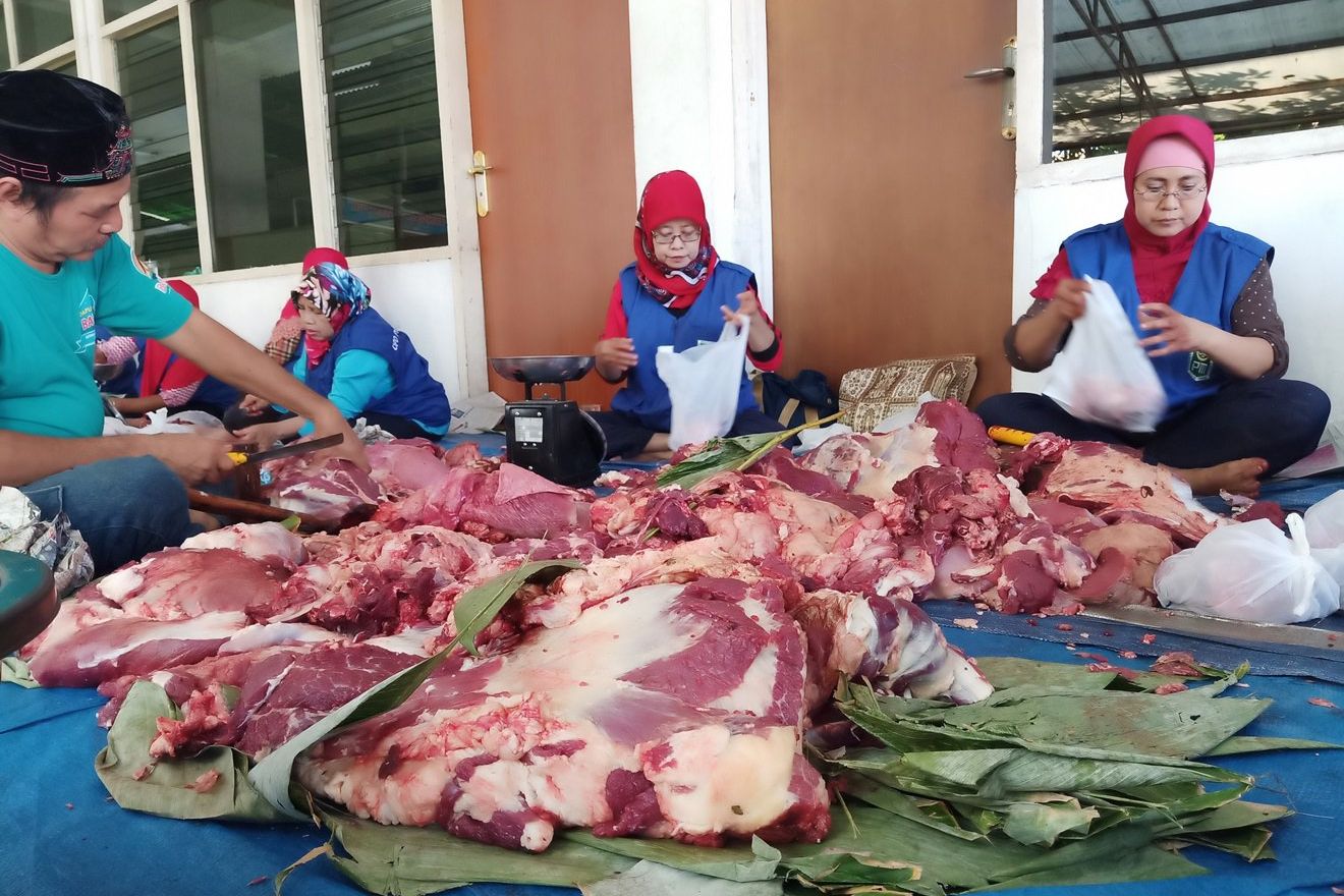Warga Surabaya Belum Siap Pakai Daun untuk Bungkus Daging Kurban