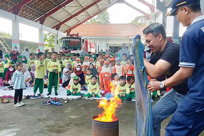 Pentingnya Antisipasi Kebakaran, Damkarla Gresik Beri Edukasi ke TK Aisyiyah 42