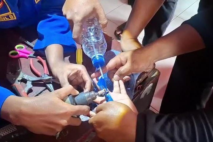 Damkar Mojokerto Selamatkan Jari Gadis yang Tersangkut Engsel Jendela