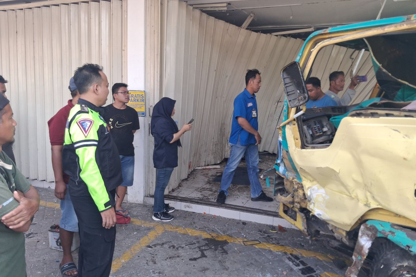 Truk Vs Truk Tabrakan di Madiun, Tiga Orang Luka