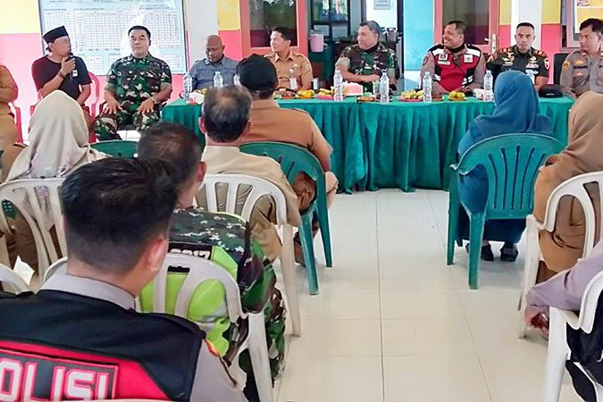 Dandim 0817/Gresik dan Kasat Shabara Polres Gresik Turun ke Desa Jawab Keresahan Kades