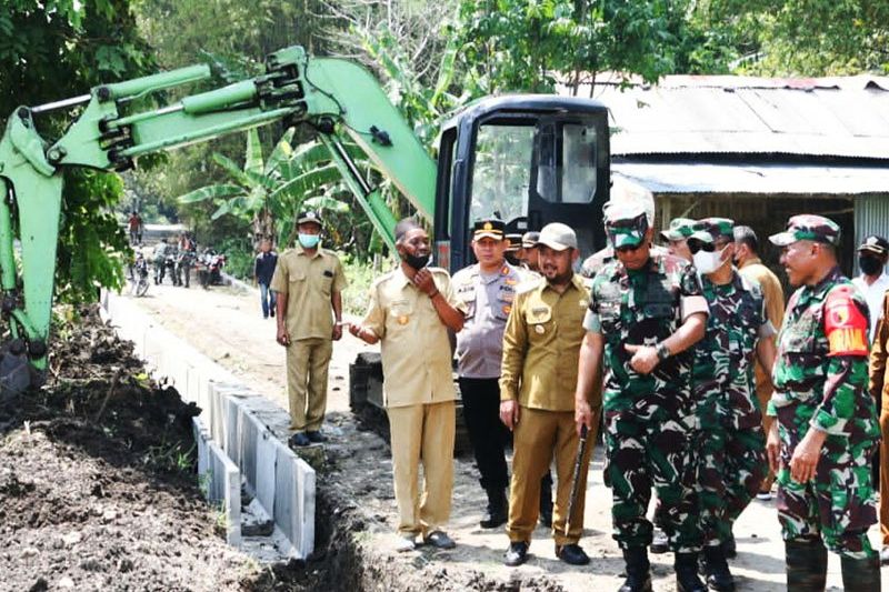 Danrem Terry Tresna Tinjau TMMD di Gresik, Progres Sudah 85 Persen