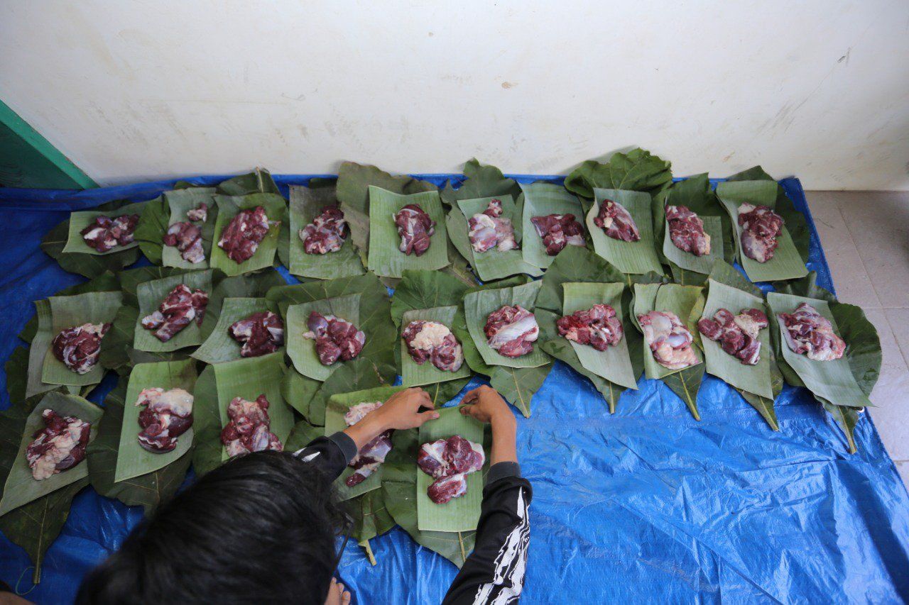 Warga Blitar Manfaatkan Daun Jati dan Pisang Bungkus Daging Kurban