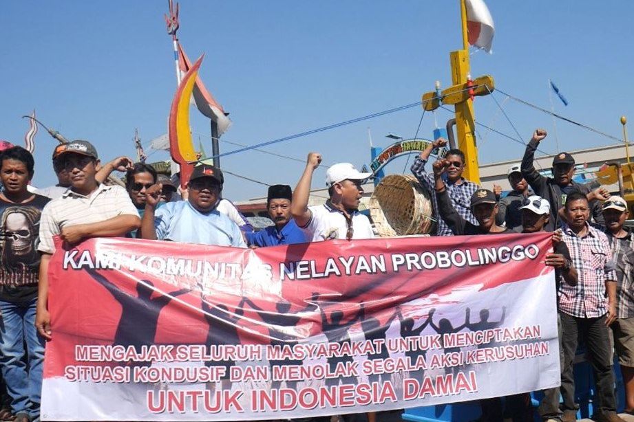 Nelayan Probolinggo Deklarasi Damai Putusan MK dari Atas Kapal Motor