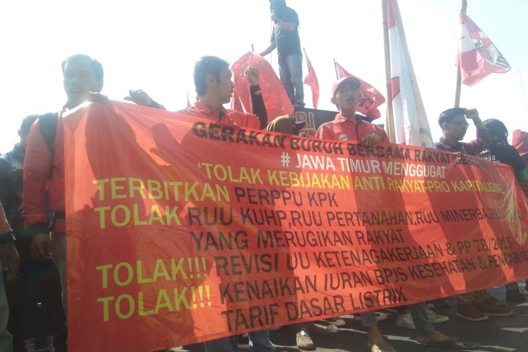 Buruh dan Mahasiswa Desak Khofifah Sampaikan Pesan ke Jokowi