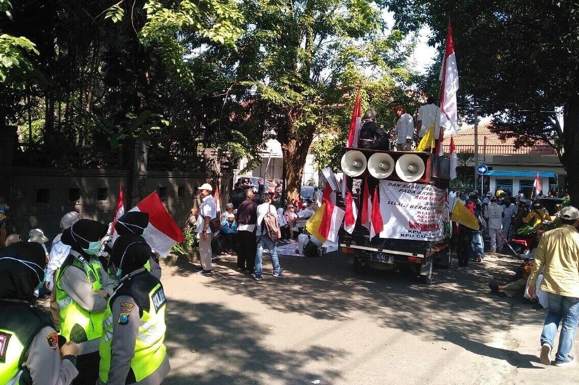 Ratusan Orang Demo Bawaslu Jatim