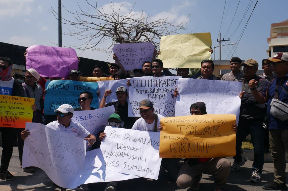 Jurnalis Probolinggo Tabur Bunga Tolak Pengesahan RKUHP