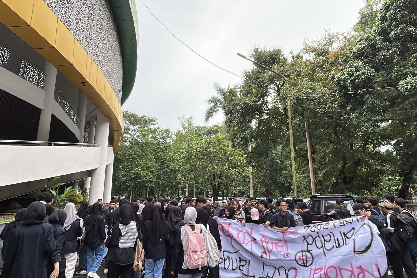 Mahasiswa UNEJ Demo Tuntut Audit UKT, Rektorat Akui Kendala Sistem