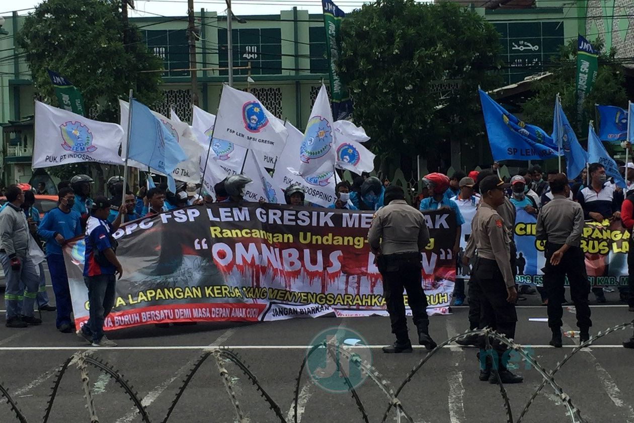 Upah Kerja dan Omnibus Law Ancam Kesejahteraan Buruh