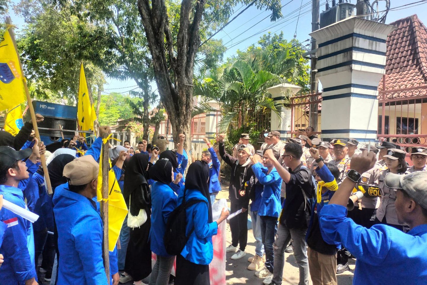 Demo PMII Sampang Soroti Tambang Ilegal, Warga Terdampak Debu hingga Jalan Rusak