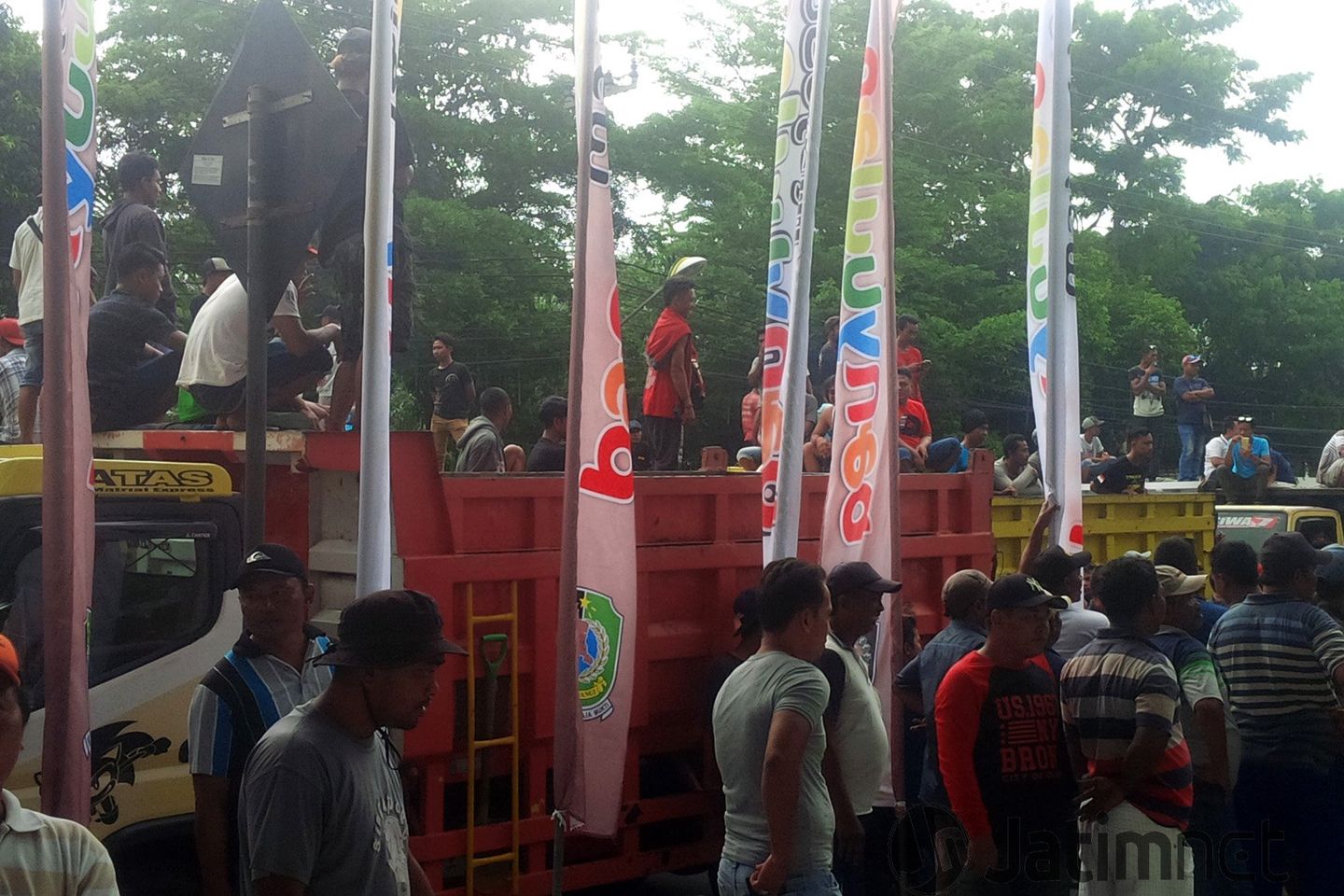 Ratusan Truk Penuhi Pemkab Banyuwangi
