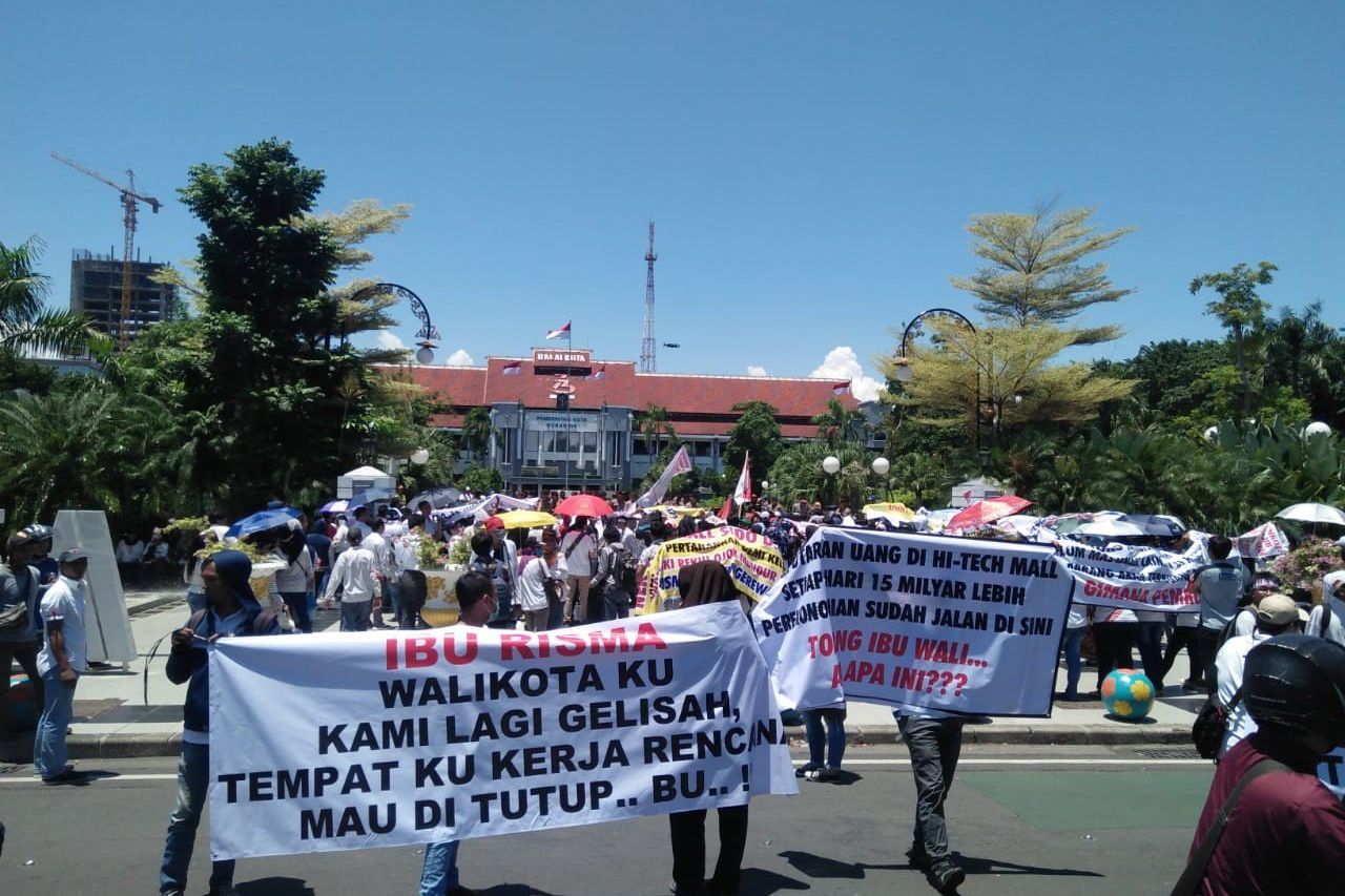 Pedagang Hi-Tech Mall Demo Balai Kota Surabaya