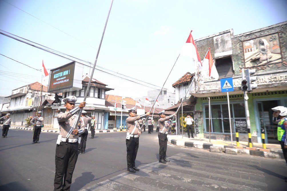 Detik-detik Proklamasi, Polisi Ajak Warga Berhenti Sejenak di Simpang Miji Mojokerto
