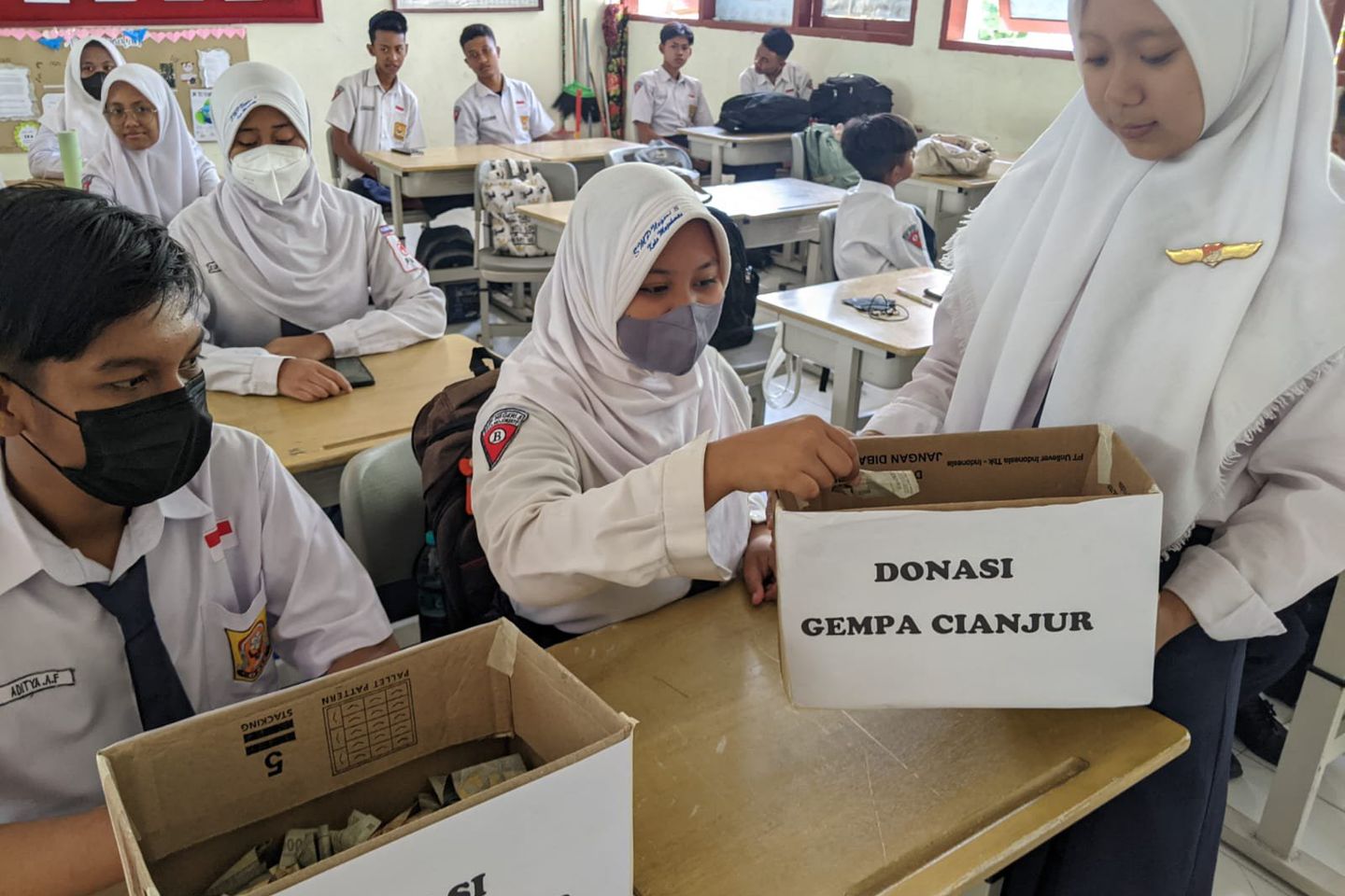 Siswa SD dan SMP di Mojokerto Salat Gaib dan Galang Donasi untuk Korban Gempa Cianjur