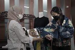 Di Tangan Nabila, Limbah Dupleks Menjadi Alat Cap Batik