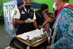 Bawa <em>Power Bank</em> dan Beras<strong>, </strong>Koper JCH Asal Tuban Dibongkar Petugas