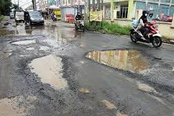 Sering Melintasi Jalan Berlubang Saat Naik Motor, Ini yang Harus Diwaspadai