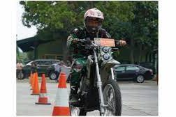Kemhan Serahkan Sertifikat Pembuatan Motor Listrik Militer