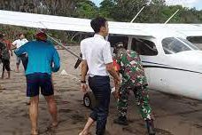 Mesin Bermasalah, Pesawat latih Mendarat Darurat di Pantai Ngagelan Banyuwangi