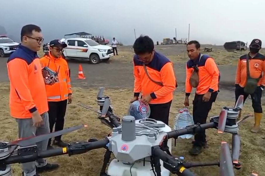 Padamkan Karhutla Bromo, BPBD Jatim Terjunkan Drone Water Spray