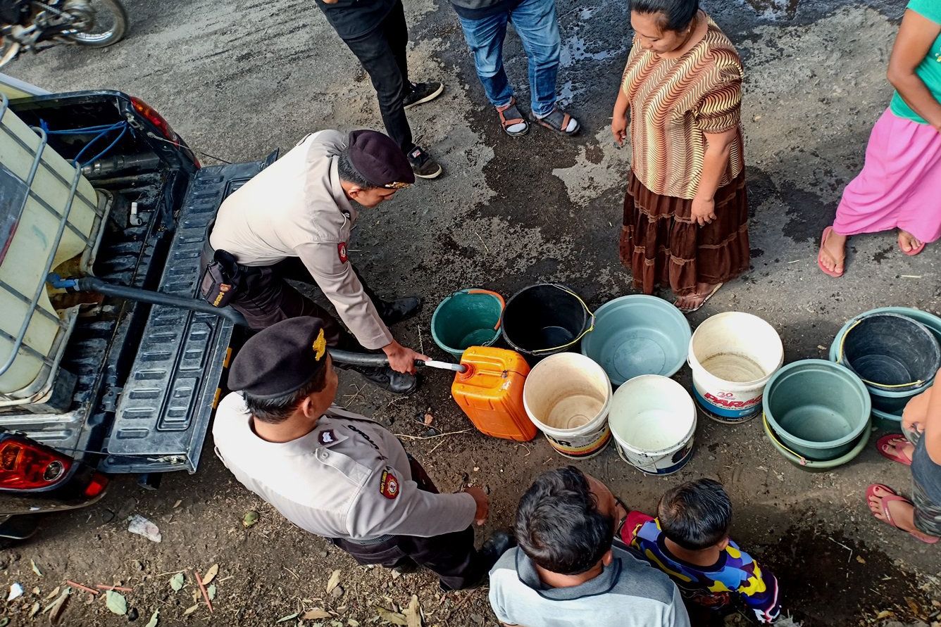 Polsek Kuripan Kerahkan Mobil Tandon Air Atasi Kekeringan di Probolinggo