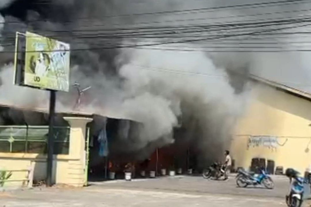 Ditinggal Salat Jumat, Dua Toko di Paiton Probolinggo Terbakar