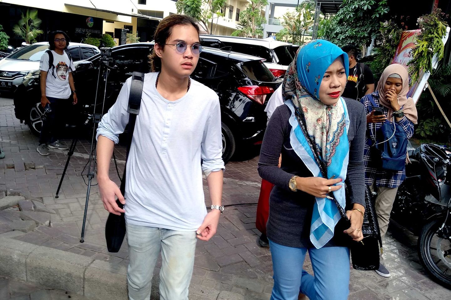 Dul Support Ayahnya Saat Diperiksa di Mapolda Jatim