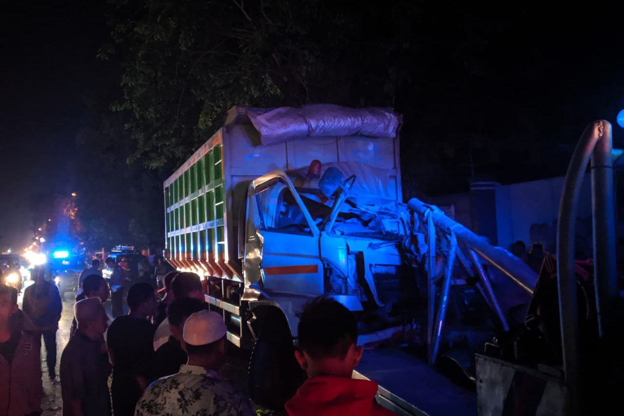 Pengemudi dan Kernet Tewas dalam Laka Tunggal di Mojokerto