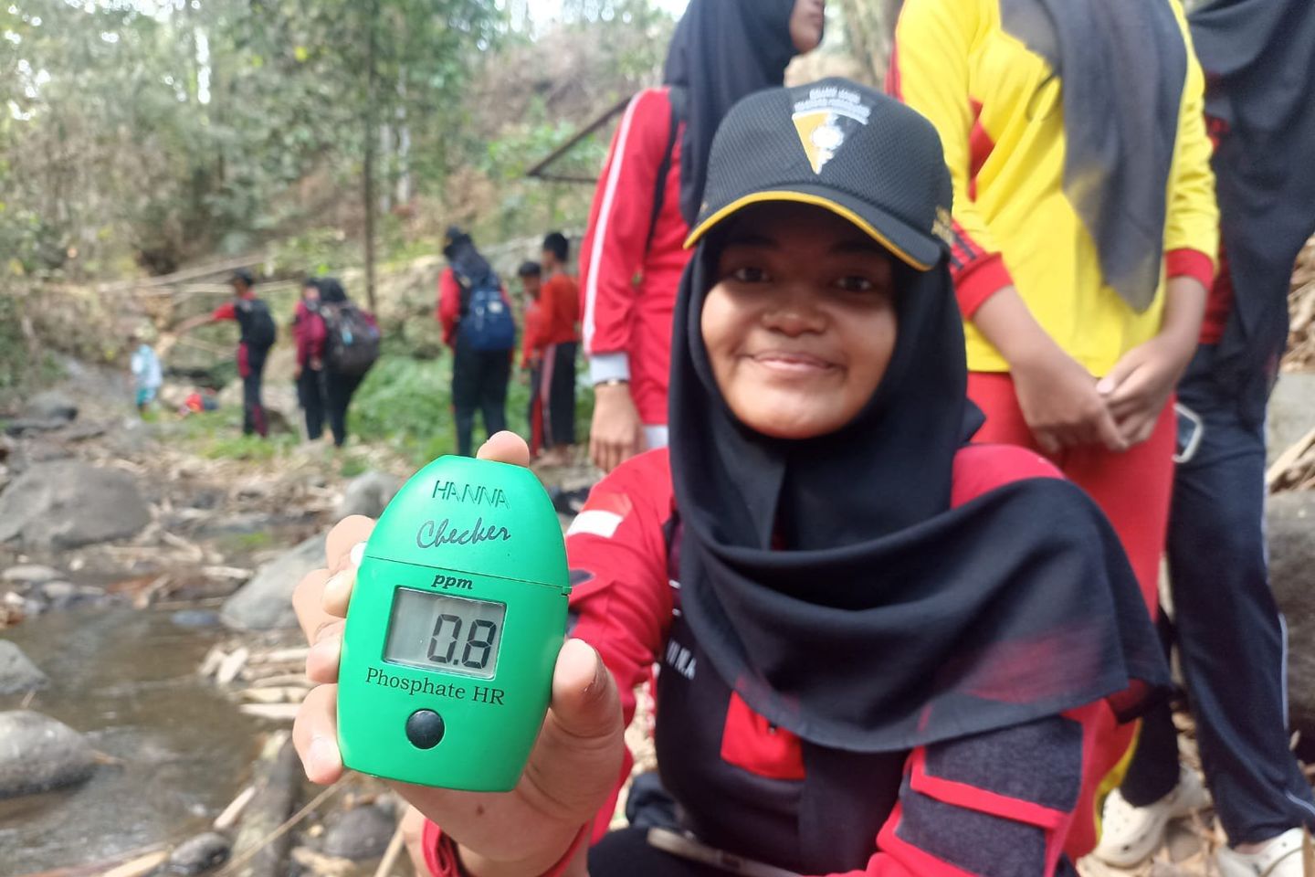 ECOTON Uji Kualitas Air Sungai Gogor Jombang, Temukan 20 Partikel Mikroplastik