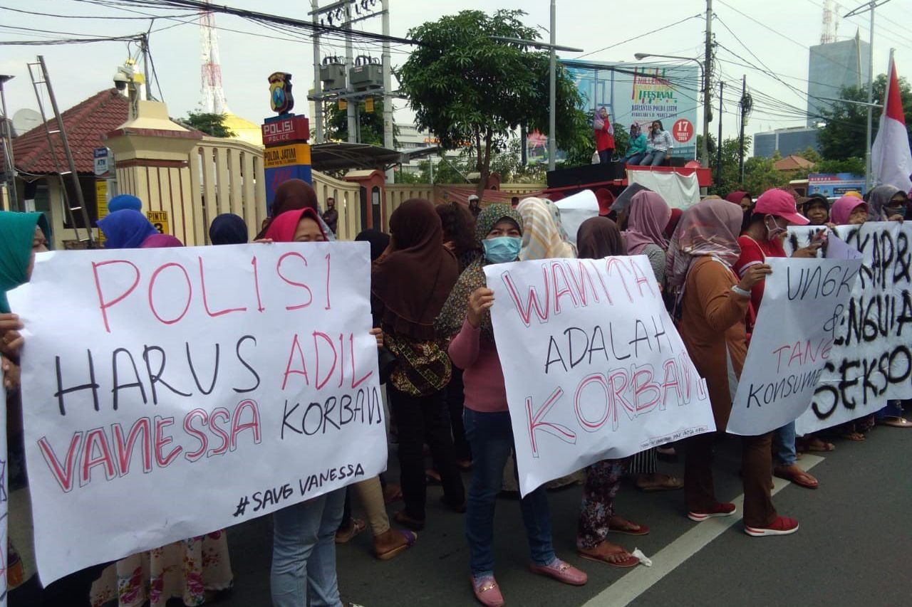 Komunitas Emak-emak Sayang Vanessa Angel Datangi Polda Jatim
