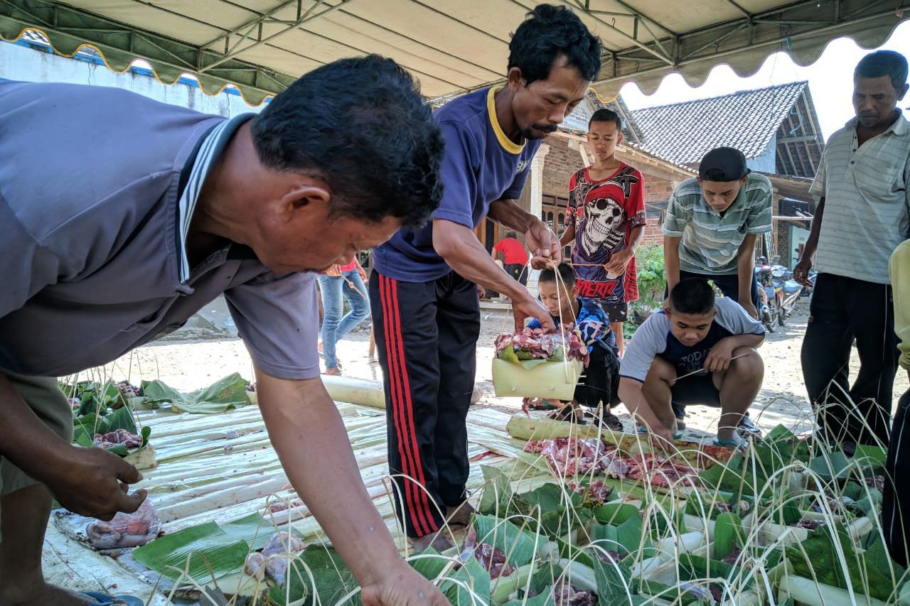 Warga Ponorogo Ciptakan <em>Encek</em> untuk Bungkus Daging Kurban 