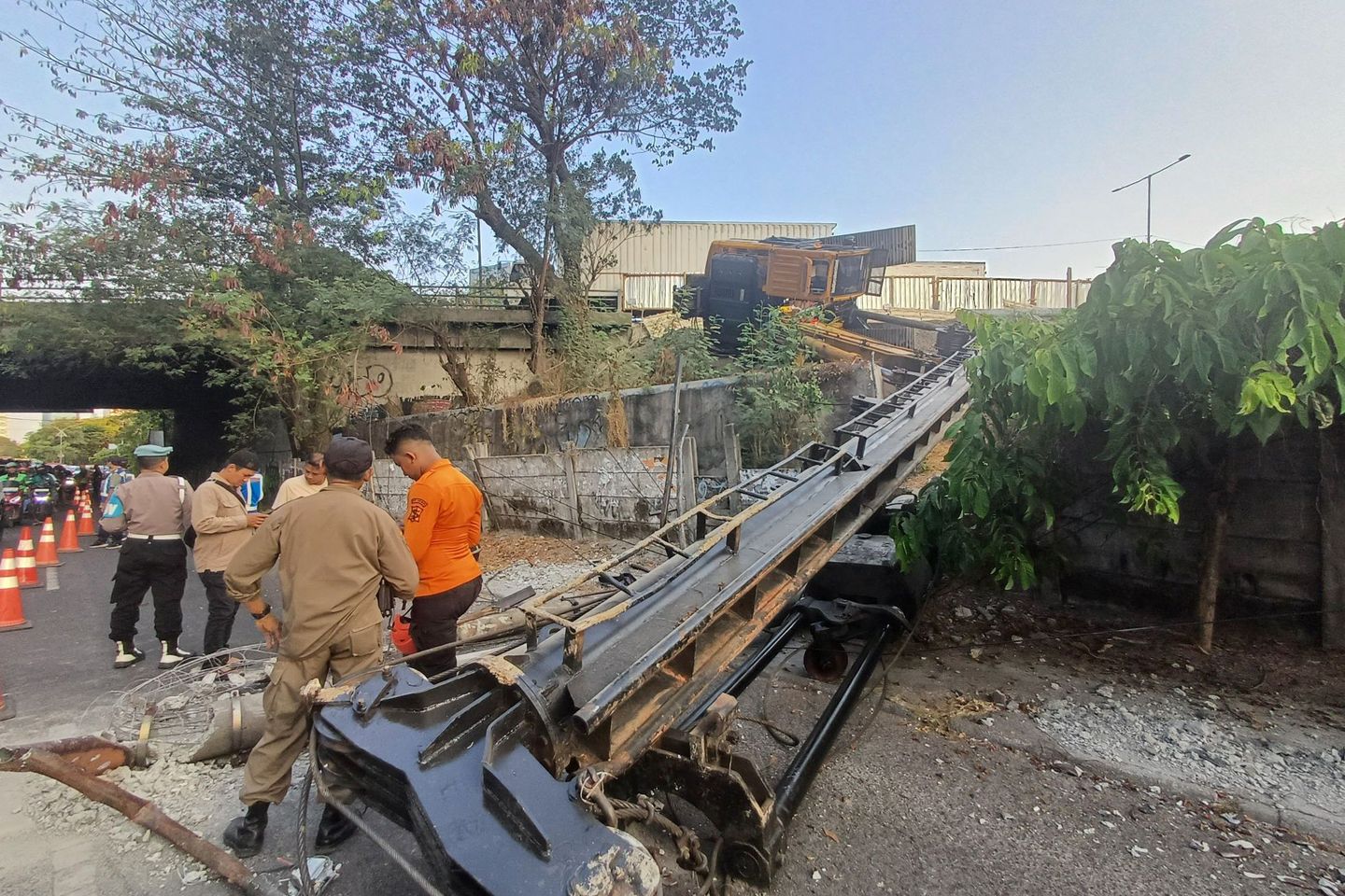 Eskavator Terguling di Jalan HR Muhammad Surabaya, Listrik Padam dan Lalu Lintas Tersendat