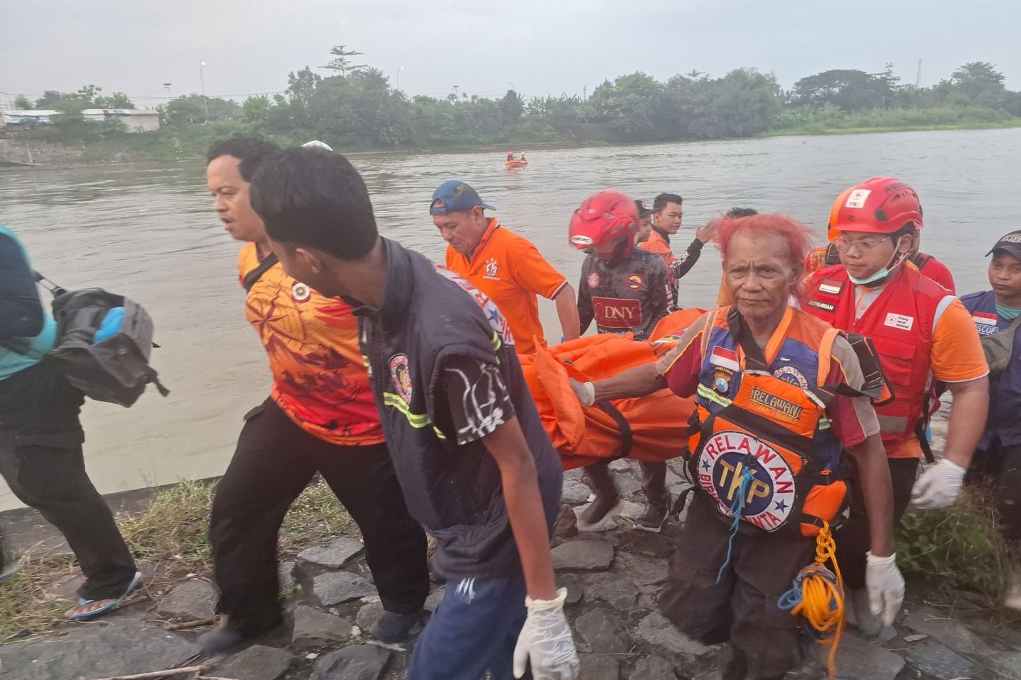Jenazah Pria Misterius Mengapung di Sungai Brantas Mojokerto