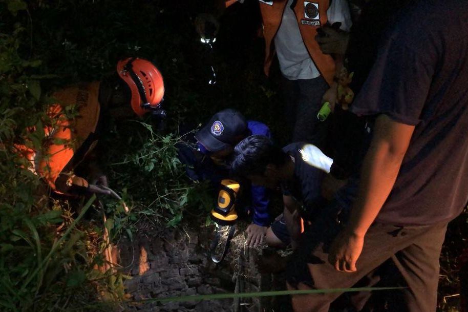 Dua Jam Tercebur Sumur, Seekor Kambing Berhasil Diselamatkan