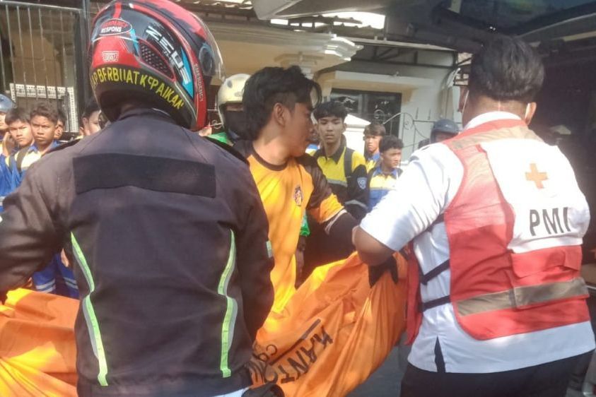 Adu Banteng Motor–Mobil di Kemlagi Mojokerto, Pelajar Meninggal