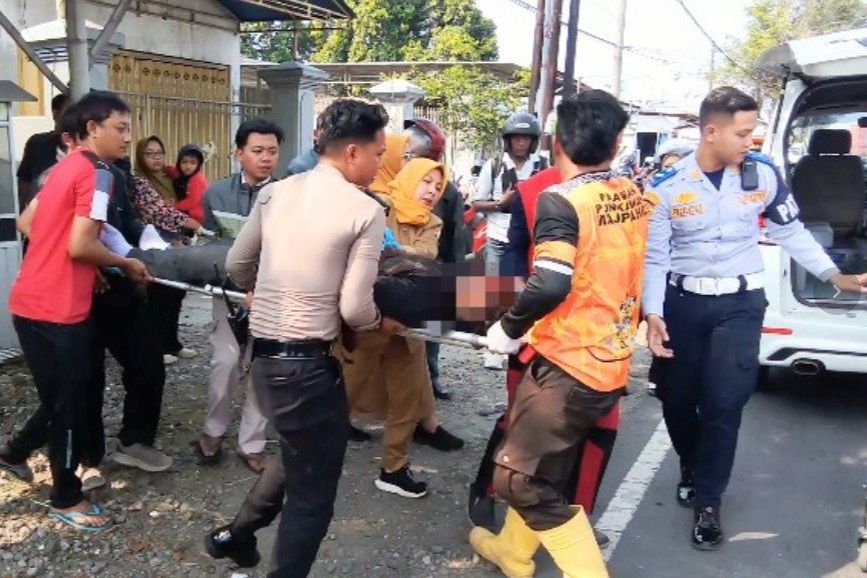 Honda Scoopy Tabrak Pohon di Mojokerto, Satu Meregang Nyawa