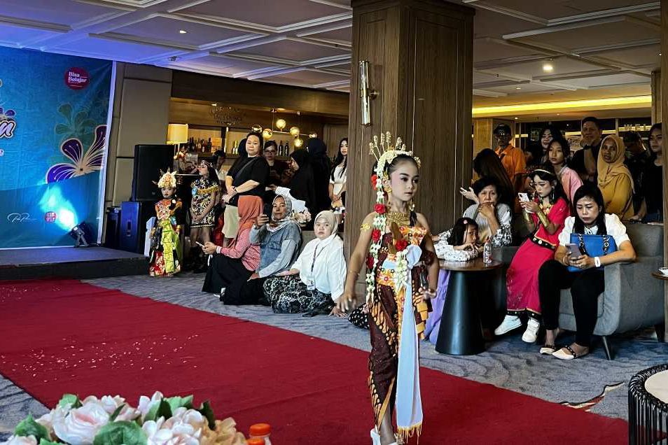 Fashion Show Golden Generation Angkat Semangat Pelestarian Budaya