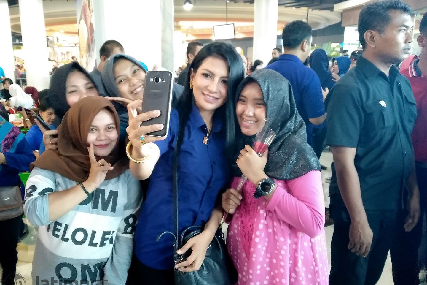 Caleg Artis NasDem Diserbu Penggemar di Mall