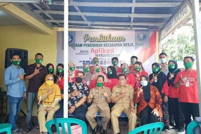 Foto dengan Simbol Dua Jari, Bawaslu Situbondo akan Klarifikasi ASN