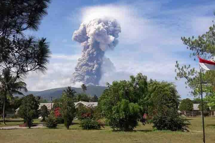 Hingga Siang, Soputan Meletus Empat Kali