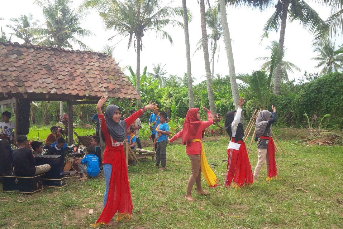 Melihat Anak-anak Menari Gandrung di Tepi Sawah