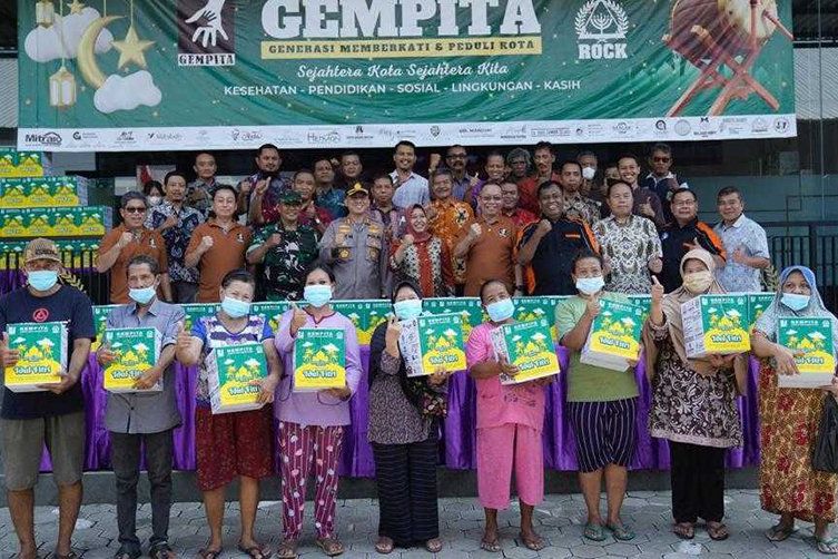 Berbagi Lintas Agama, Walkot Ning Ita: Patut Ditiru